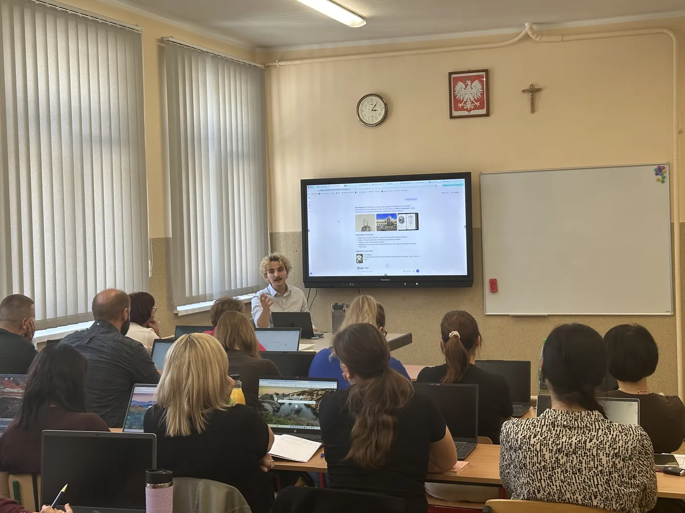 Rada pedagogiczna przy laptopach podczas szkolenia AI prowadzonego przez WOSK