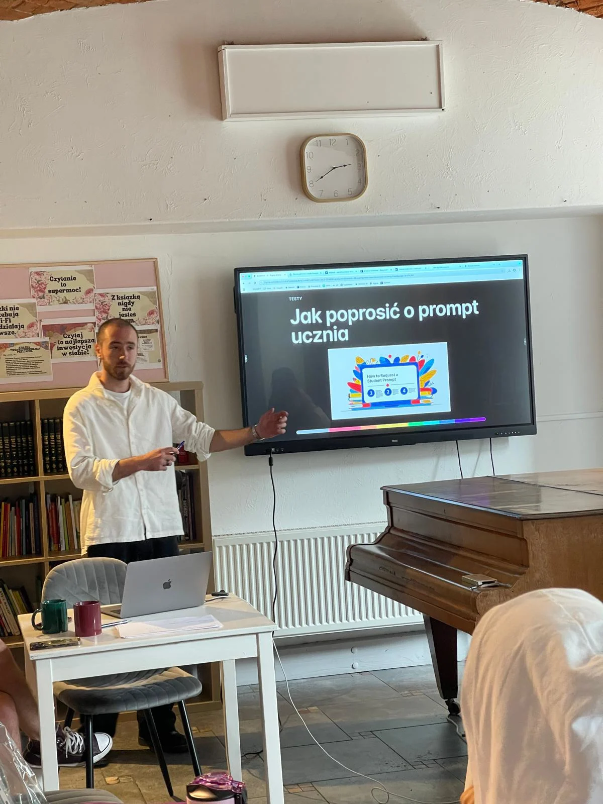 Szkolenie AI - prowadzący prezentuje jak poprosić o prompt ucznia